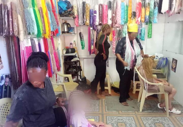 Афрокосы вне закона: иностранки без специального разрешения заплетали туристов в Дивноморском