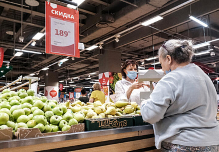 Бабушки портят яблоки: блогерша рассказала о хитром способе дегустировать фрукты