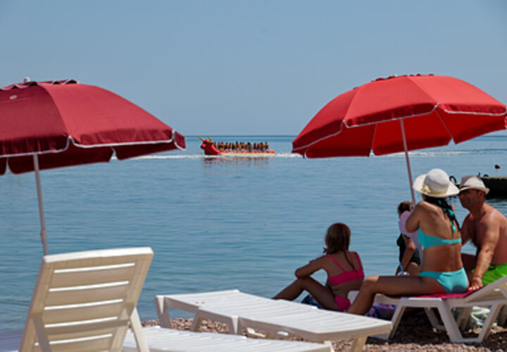 «Бегает по пляжу и трясет причиндалом»: сочинцы пожаловались на обнаженных детей в общественных местах