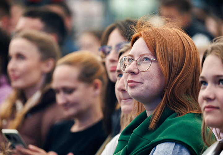 Организаторы рекомендуют брать с собой пледы на случай прохладных вечеров и зонты на случай дождя