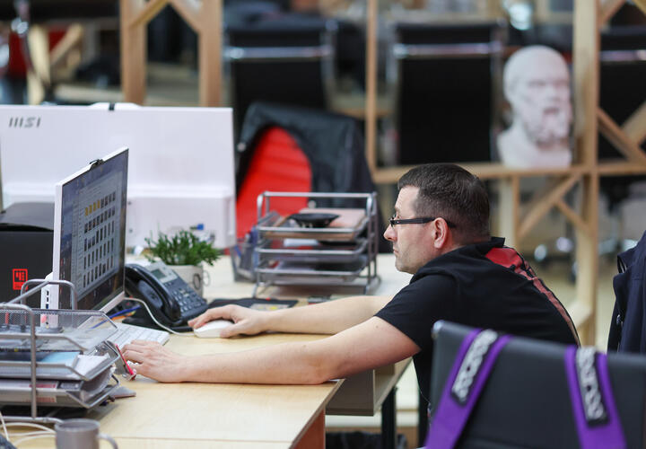 Свободные вакансии кубанцы обычно ищут в Сети, и лишь небольшая часть рассчитывает на связи