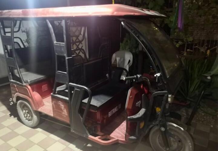 Дети упали с крыши электрической рикши в Ейском районе, за жизнь одного ребенка борются врачи