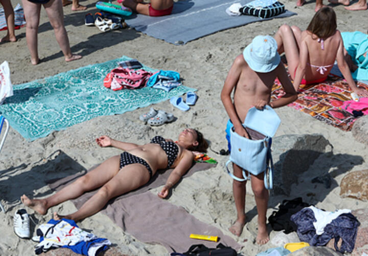 Драные зонтики, плесень, бычки: туристы назвали самый жуткий курорт Краснодарского края