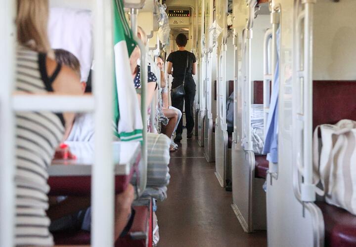 «Едут дети и пенсионеры, никому нет дела»: пассажиры томятся в раскаленных вагонах поезда из Сочи