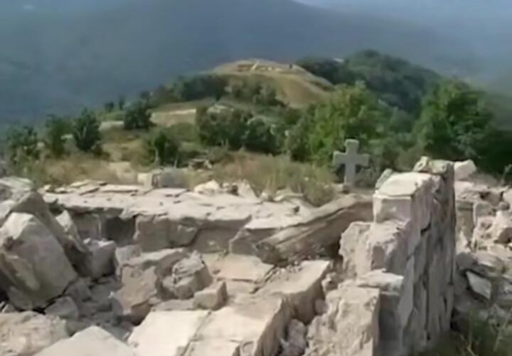 Грозовым воротам - конец: популярнейшую достопримечательность в Геленджике разгромили и разрисовали непристойностями