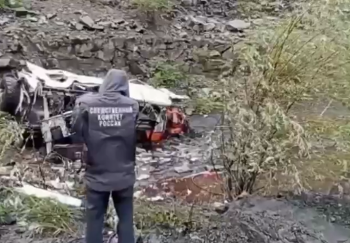 Автомобиль с людьми рухнул в обрыв