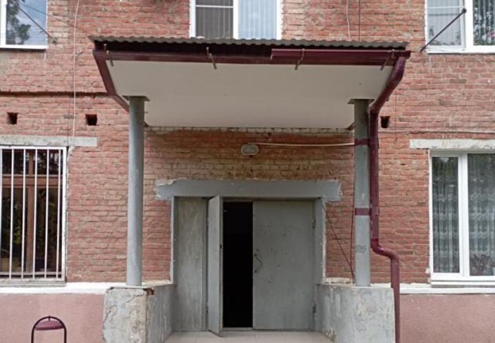 Жильцы сетуют на дыры в крыше и в бюджете дома, и винят в сложившемся положении прежнее руководство ТСЖ