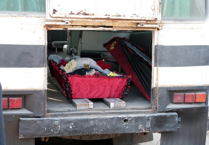 «Лежал голый с пакетом на голове»: на Кубани предложили проститься с покойным без одежды и в открытом гробу