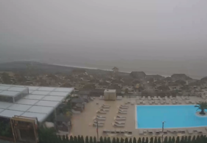 Люди спасаются бегством: мощная стихия накрыла Сочи