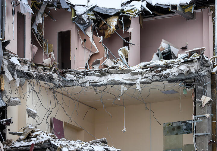 Подъезд сложился с 10-го по 1-й этаж: люди еще под завалами