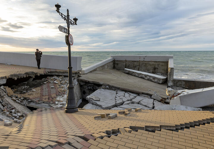 Разрушены здания