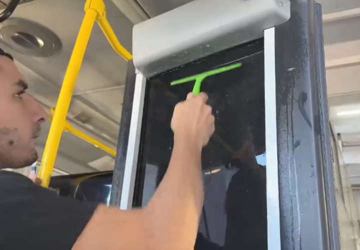 На борьбу с адскими температурами вышли транспортники. В краснодарских автобусах тестируют тонировк