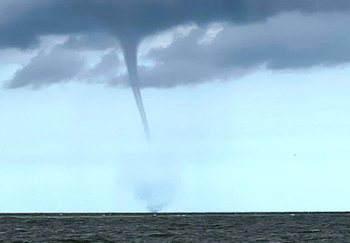 Опасная ситуация: людям запретили купаться на пляжах Сочи