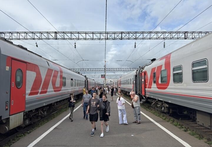 Отравившихся в поезде Кисловодск – Тында детей изолировали на вокзале в Краснодарском крае