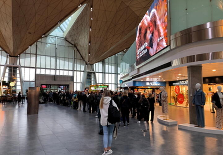 После украинской атаки на Ленинградскую область пострадала женщина, разгорелся пожар, а в Пулково задержаны почти 60 рейсов