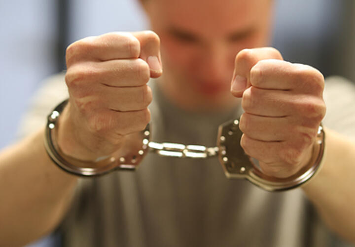 Повалил и избил: в Краснодаре осудили жителя соседней республики за нападение на полицейского