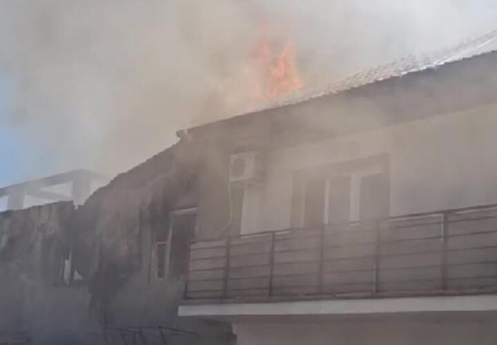 «Прошёл уже час»: языки пламени и клубы едкого дыма охватили дом матери известного кубанского блогера