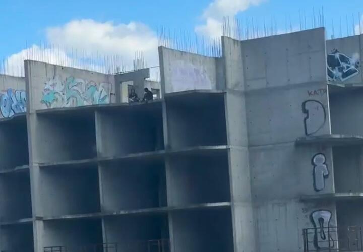 Пугающие кадры: на крыше высоченной стройки в Новороссийске заметили детей