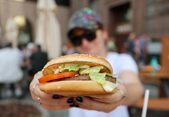 Работник «Вкусно – и точка» плевал в продукцию.  В соседнем с Кубанью регионе началась проверка точки общепита