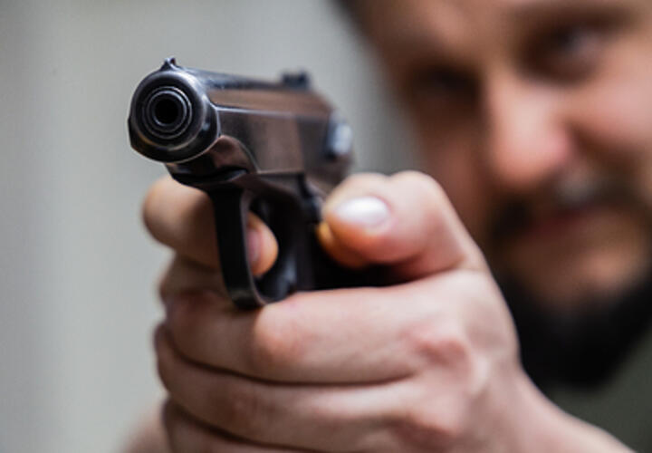 С пулей в голове: мужчина попал в перестрелку в Краснодаре после конфликта в ночном клубе