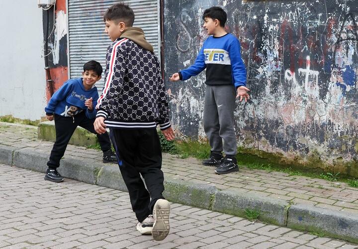 Совершили страшное: малолетние дети мигрантов шатались по улицам и набрели на 4-летнюю девочку