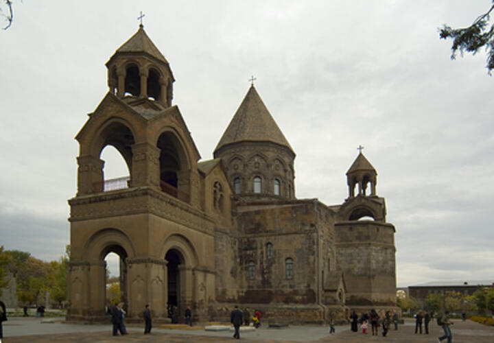 Священник проклял тех, кто собирается вторгнуться  в резиденцию главы церкви в Эчмиадзине