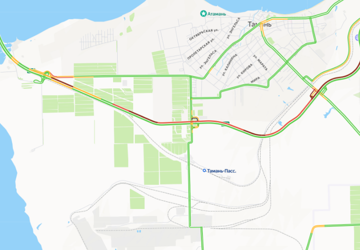 Тысячи туристов попали в западню, пытаясь уехать в Крым