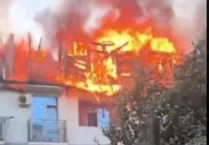 В центре Сочи загорелся жилой дом