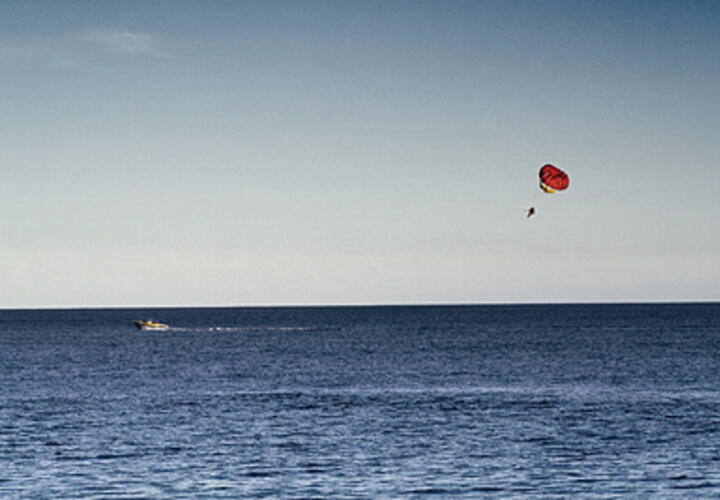 Под Анапой туристка едва не погибла из-за попадания крепления от парашюта в голову