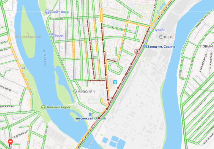 В Краснодаре большая пробка собралась из-за аварии, перевернулся грузовик