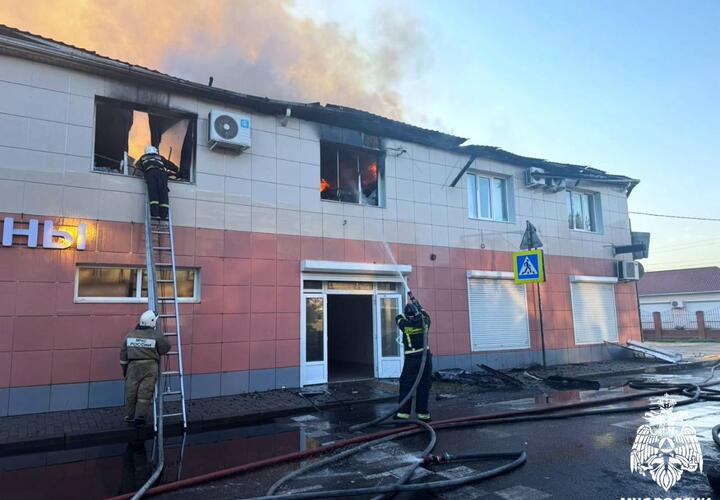 В Краснодаре двухэтажный магазин шин загорелся в Пашковке