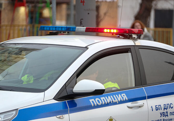 В Краснодаре полицейский за рулем иномарки проехал на красный