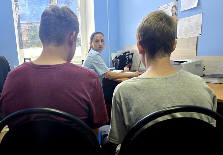 На воле мальчишки погуляли недолго