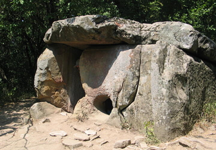 В окрестностях Сочи ученые нашли дольмен с изображением танцующих людей на стене