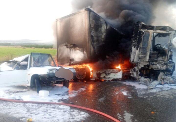 В Темрюкском районе Кубани столкнулись и загорелись два автомобиля