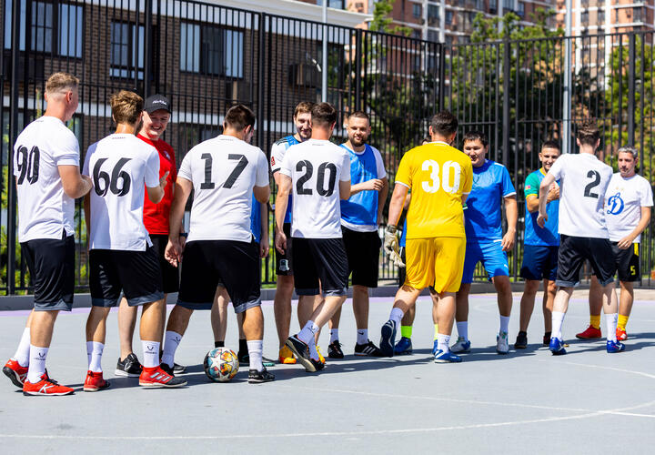 В ЖК «Самолет» прошел матч по мини-футболу между жителями микрорайона и ФК «Арсенал»