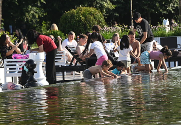 Врач рассказал, для кого наиболее опасна жара