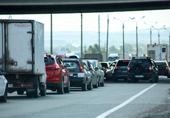  Выбирайте время: ГАИ Кубани просит водителей отслеживать ситуацию у въезда на Крымский мост