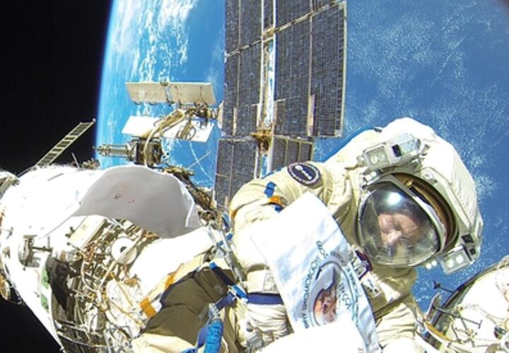 Процессы связан с воздействием гравитации Луны и Солнца