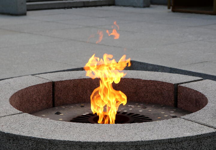 Широкий общественный резонанс получило в сети видео - в объектив попал мужчина, который залез на Вечный огонь на аллее Героев-Армавирцев и водил руками над пламенем