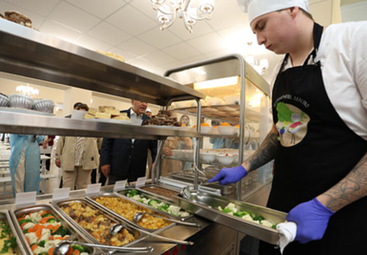 Часто в списках неполезных блюд русской кухни фигурируют пельмени, блины, пироги, борщ и оливье