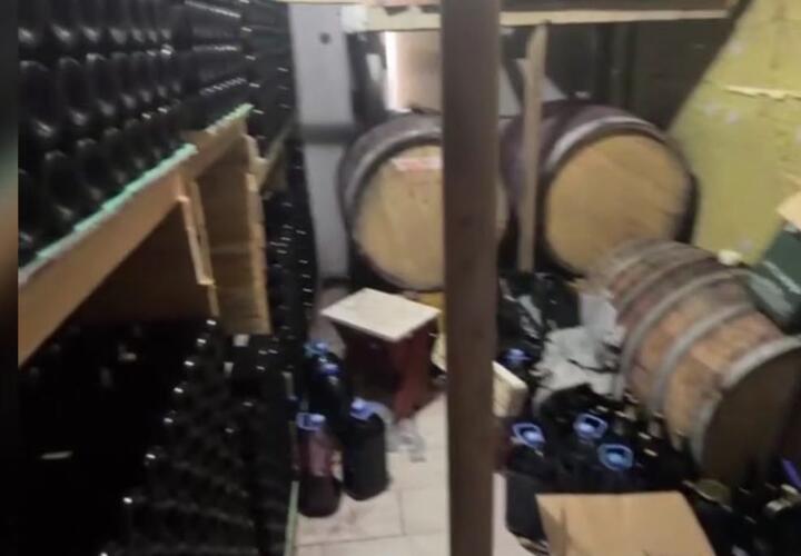 Алкогольную лабораторию обнаружили полицейские в частном доме в Геленджике 