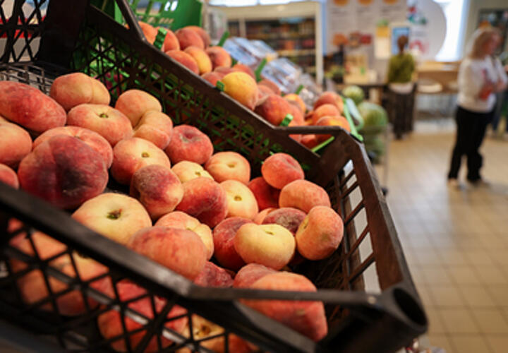 Аромат успокаивает, а косточки содержат яд: чего вы не знали о персиках