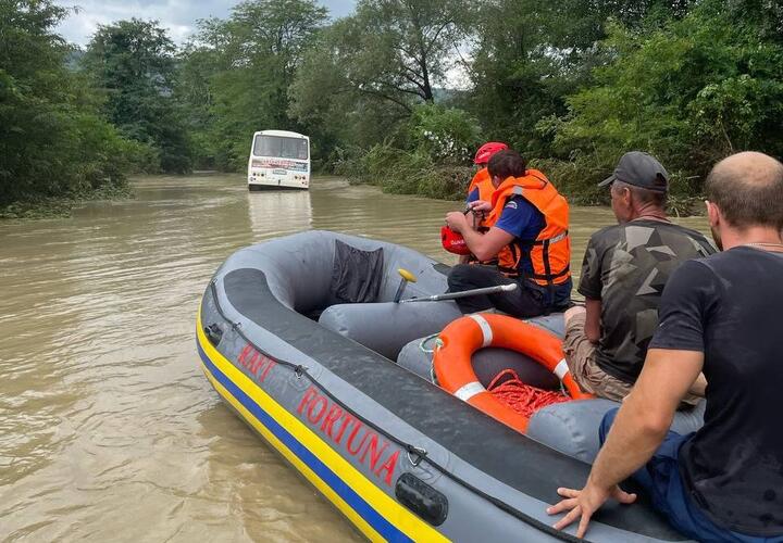 Автобус с людьми упал с моста в реку, в Туапсинском районе людей эвакуируют в ПВР