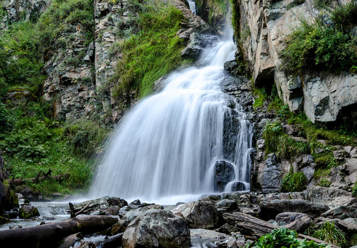 «Белая вдова» и туристы, купающиеся в её «слезах»: самые красивые водопады Краснодарского края