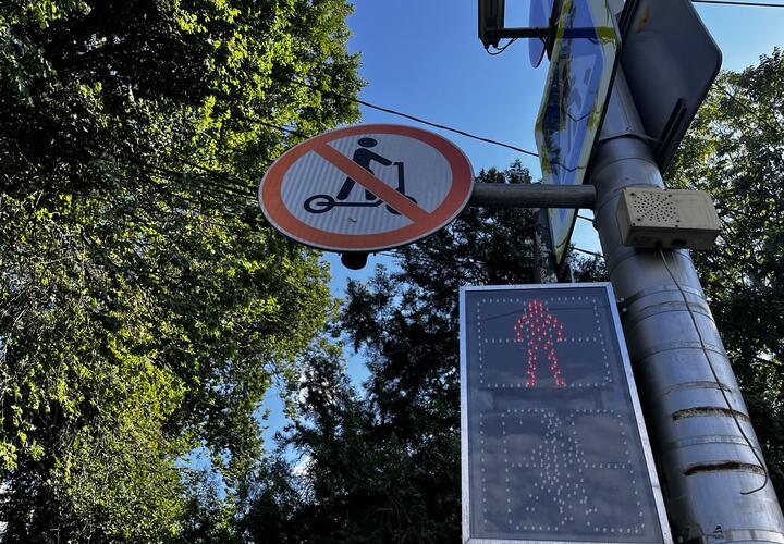 В краевом центре на электросамокатах гоняют даже под запрещающими знаками