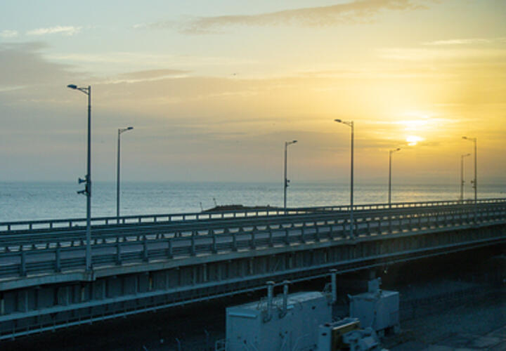 Даже поздним вечером Крымский мост скован огромной пробкой: сколько придётся прождать в очереди?