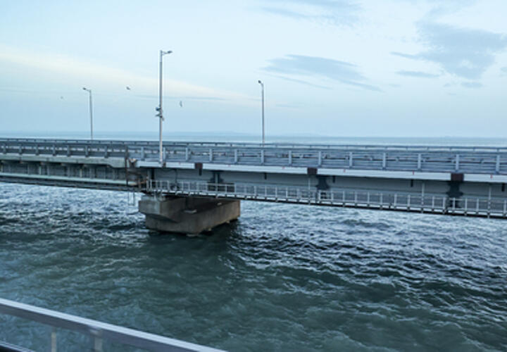 Движение к Крымскому мосту возможно только по одной трассе