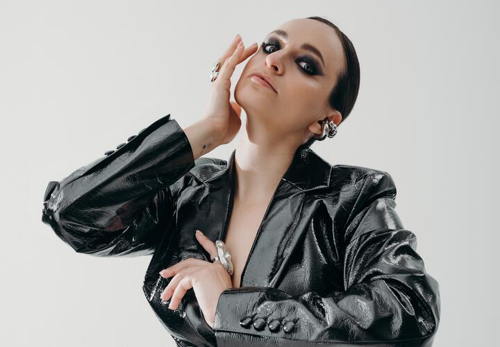 Финансист по образованию, певица по призванию долго ходила по кастингам, прежде чем попала на ТВ, а оттуда – на сцену Кремлевского дворца