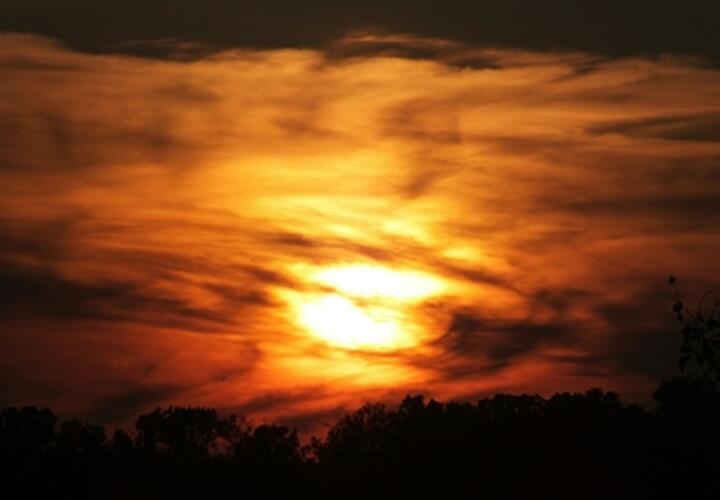 Гигантская дыра на Солнце увеличилась в полтора раза - чем это грозит?